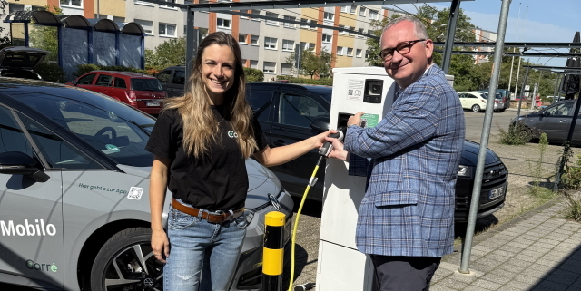 Franziska Weiser von Carre Mobility und Torsten Regenstein an der neuen Carsharing Station 