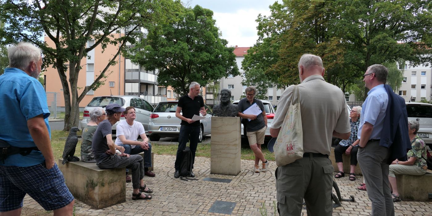 Die rund 20 Teilnehmer zeigten sich von der Vielfalt der Kunstwerke an den gewobau-Liegenschaften beeindruckt