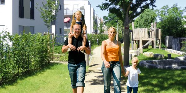 Bild zeigt Familie, die am Horlache Park spazieren geht
