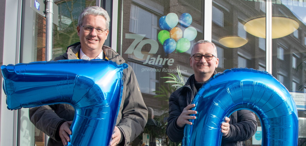 Aufsichtsratsvorsitzender Oberbürgermeister Patrick Burghardt und Geschäftsführer Torsten Regenstein mit Luftballons zum Auftakt des Jubiläumsjahres