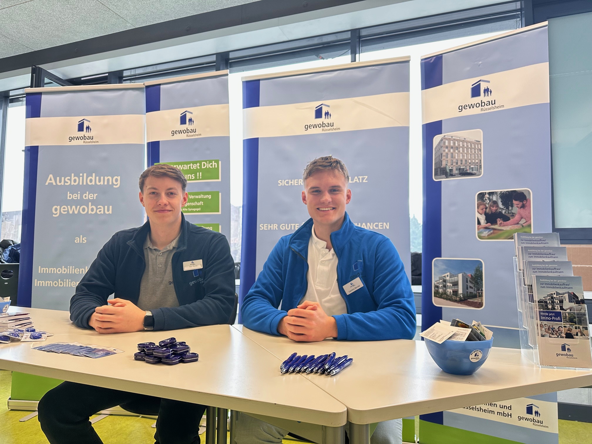 Die Auszubildenden Timo Schild und Laurenz Bender am gewobau Infostand der Ausbildungsmesse 2024