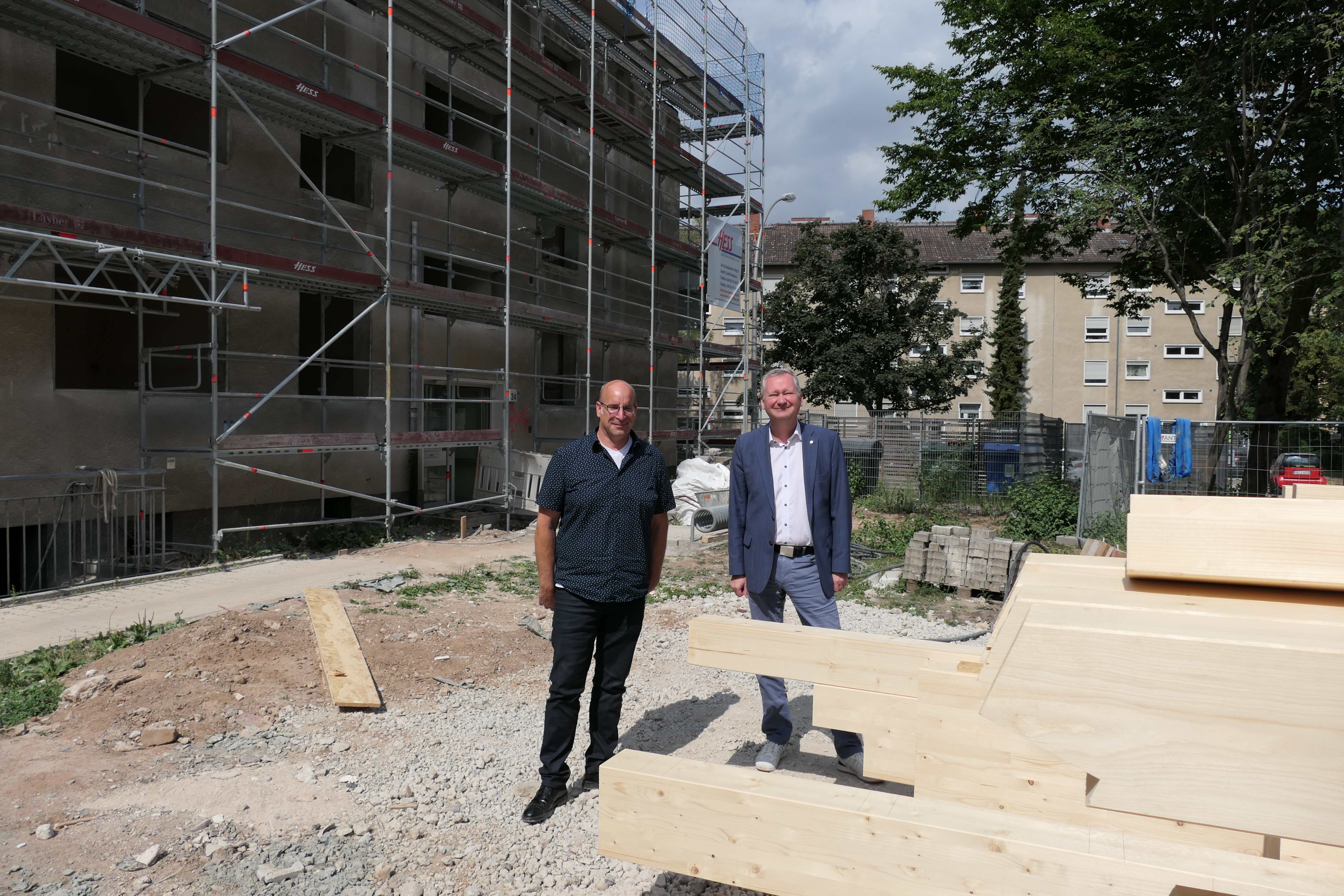 Bauleiter Joshua Hensel und Geschäftsführer Torsten Regenstein auf der Baustelle der Großmodernisierungsmaßnahme im Hessenring 16 – 38
