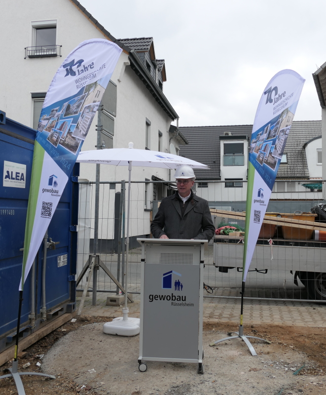 Thomas Steininger, Prokurist und Abteilungsleiter der gewobau, bei seiner Ansprache beim Handwerker-Richtfest in der Taunusstraße 7