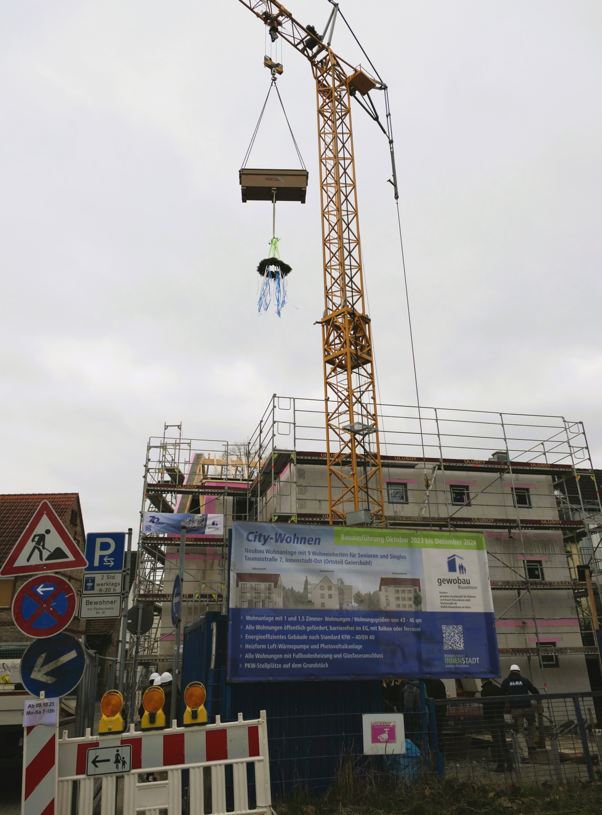 Baustellenbild mit dem Kran und dem daran hängenden Richtkranz