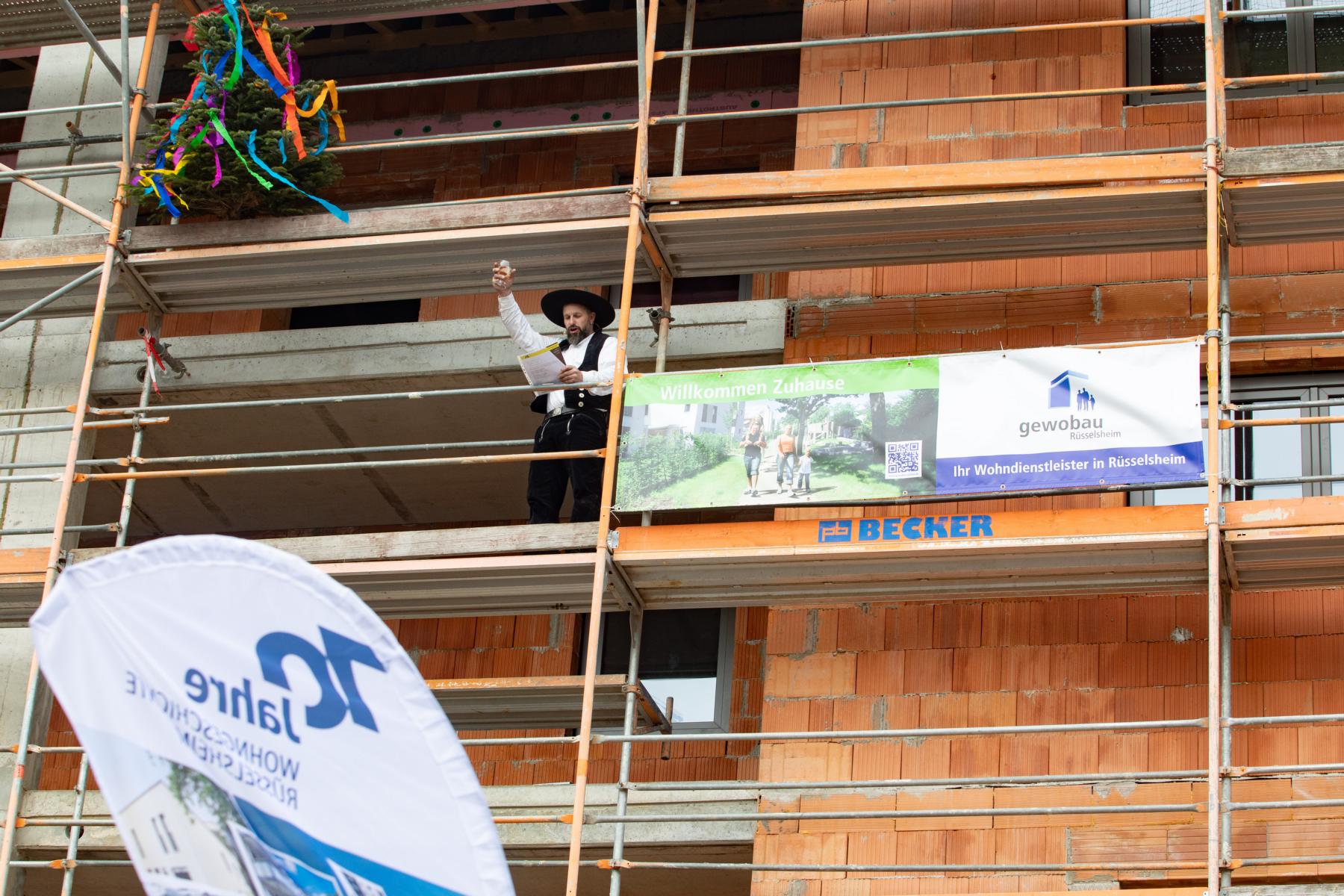 Zimmermann Uwe Grünwald auf dem Gerüst des Neubaus bei seinem Richtspruch