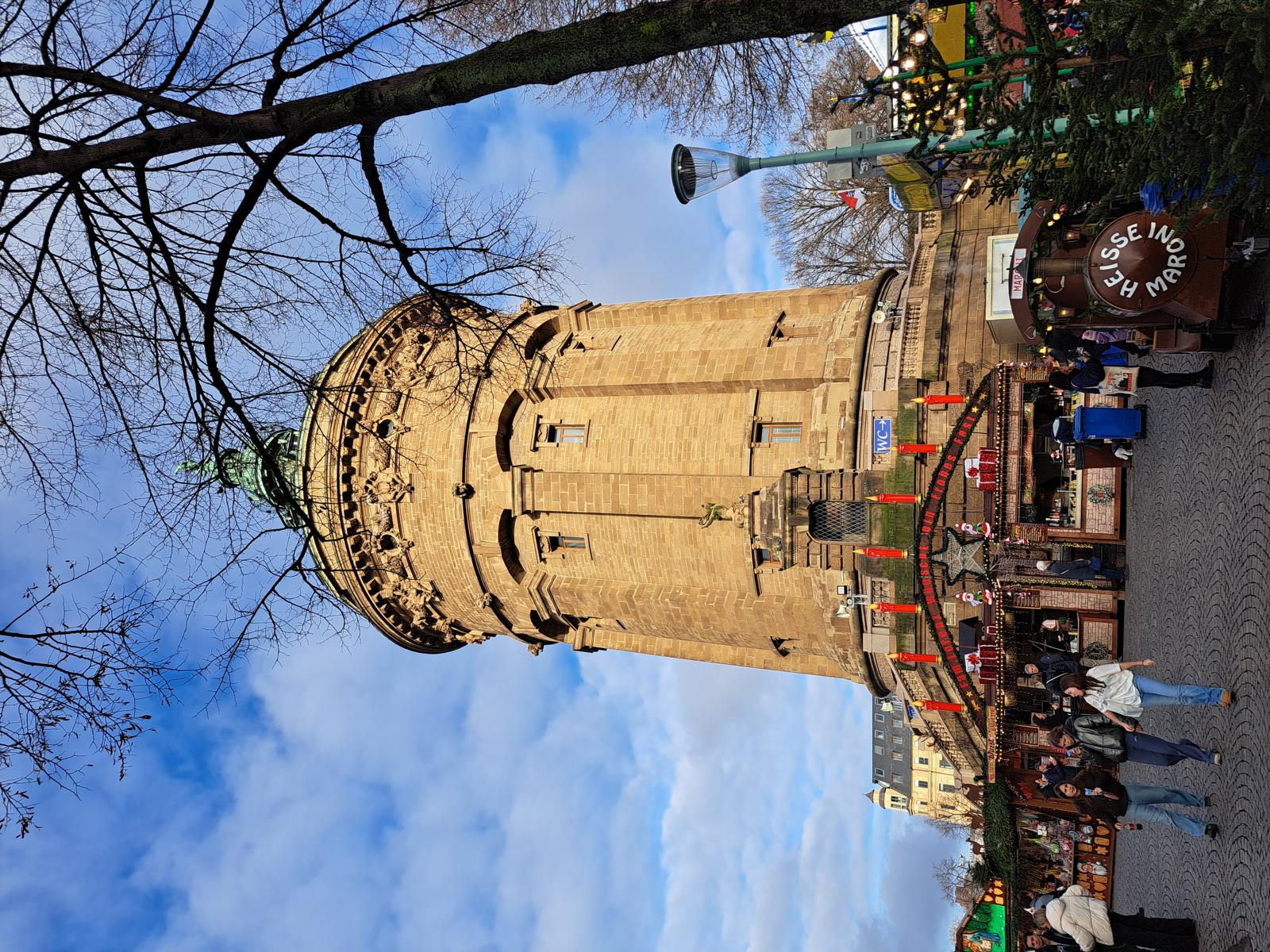 Weihnachtsmarkt rund um den Wasserturm in Mannheim