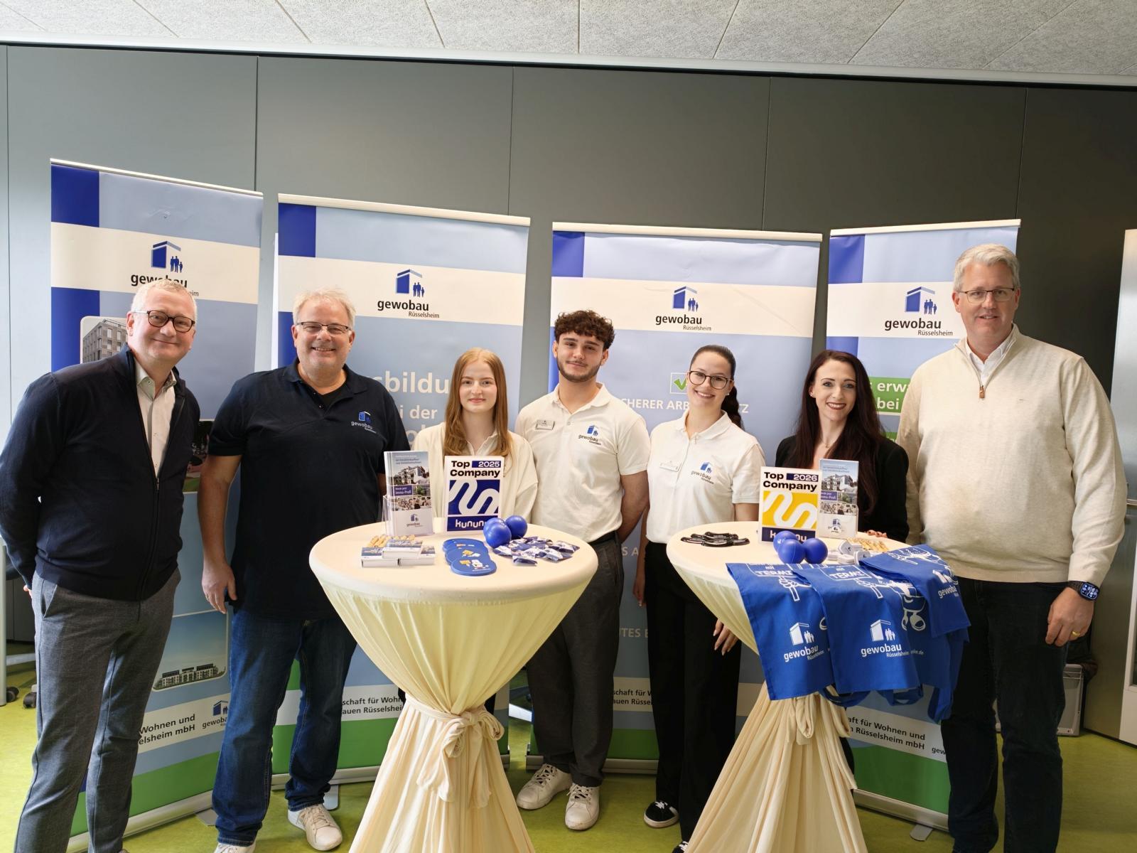 Gemeinsam am Messesand v.l.n.r: Geschäfstführer Torsten Regenstein, Ausbilder Dirk Sonntag, die Auszubildenden Selina Stampp, Leonas Bock, Alina Ehlenberger, Ausbilderin Julia Rudolph und Oberbürgermeister Patrcik Burghardt