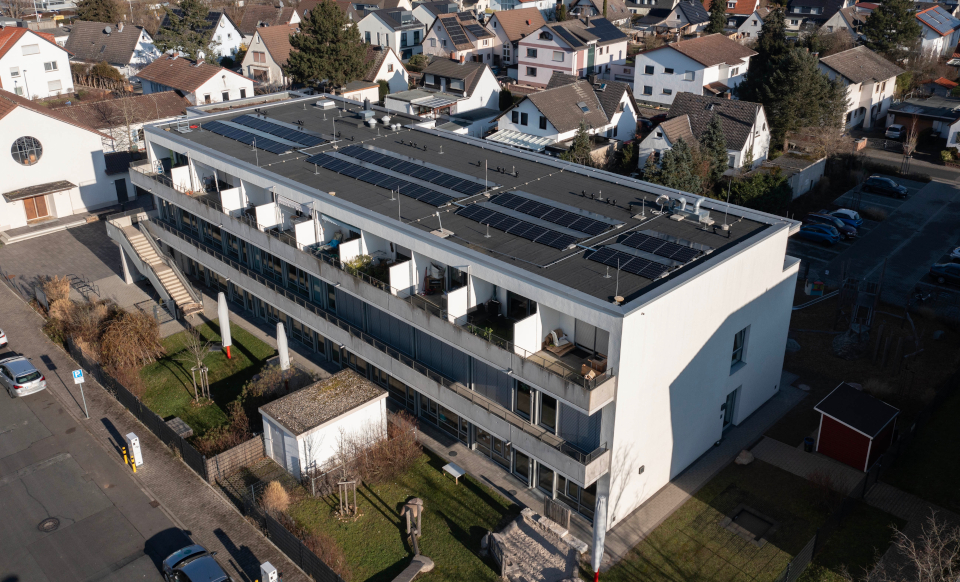 Photovoltaikanlage auf dem Dach des Nachbarschafts- und Familienzentrum Am Böllenseeplatz 14 