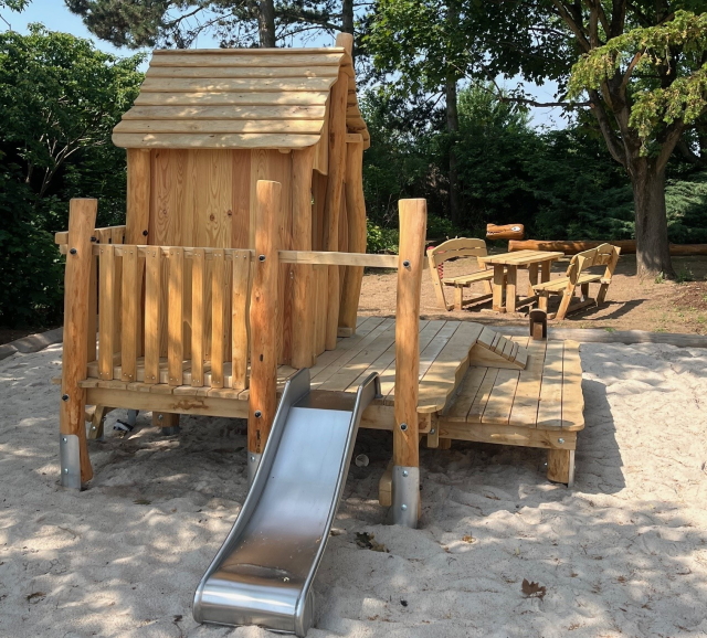 Spielhaus mit Rutsche 