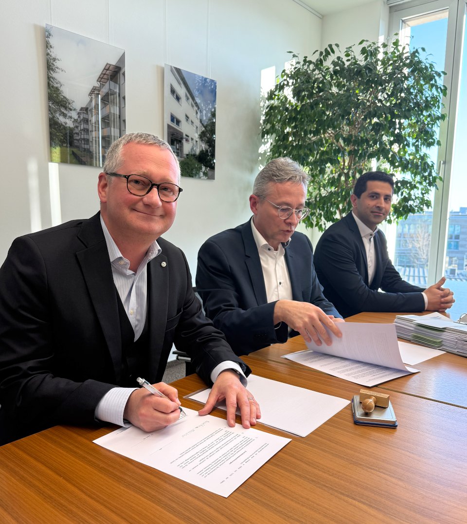 Die Beteiligten bei der Vertragsunterzeichnung