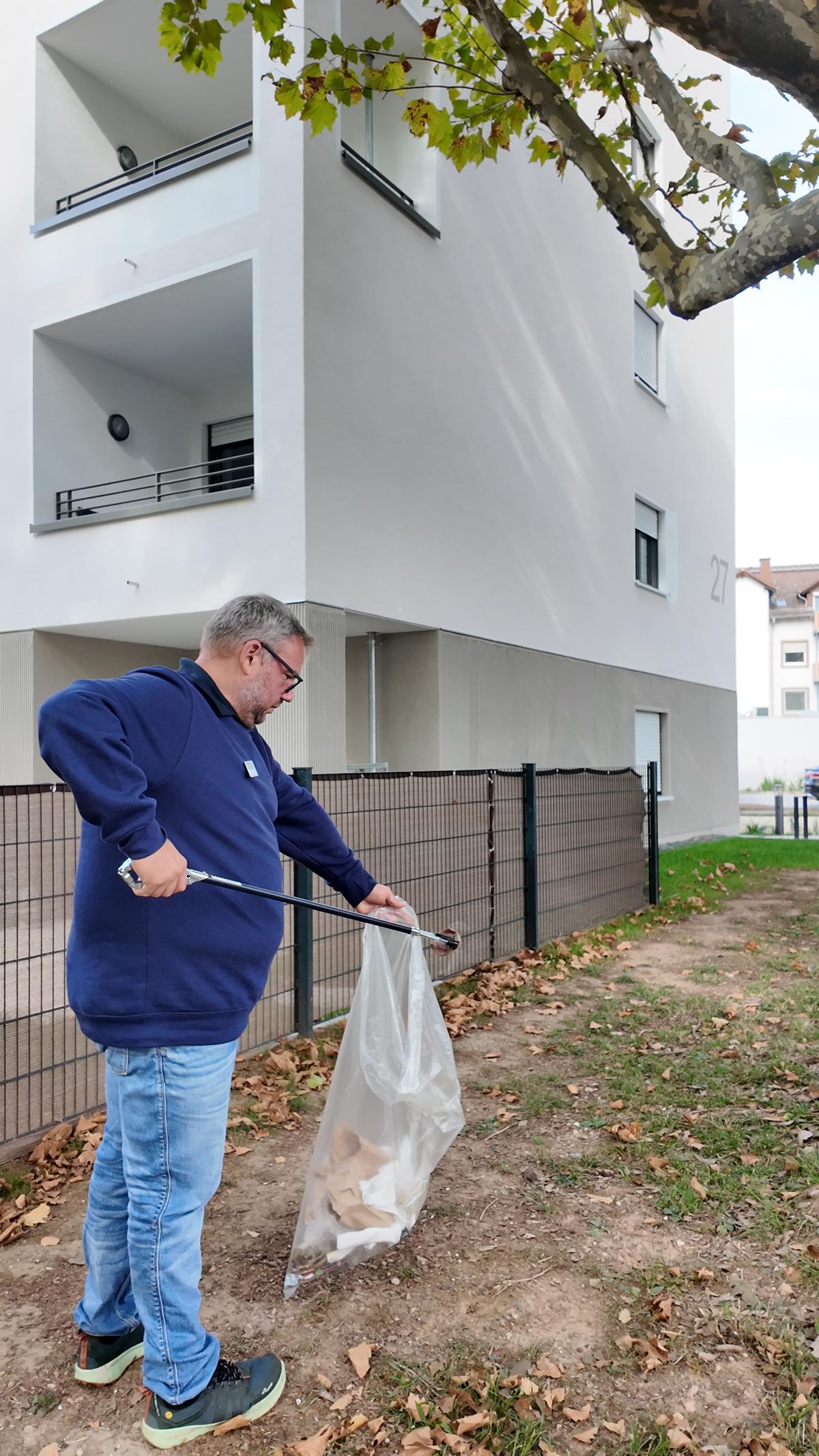 Mann bei der Müllsammelaktion