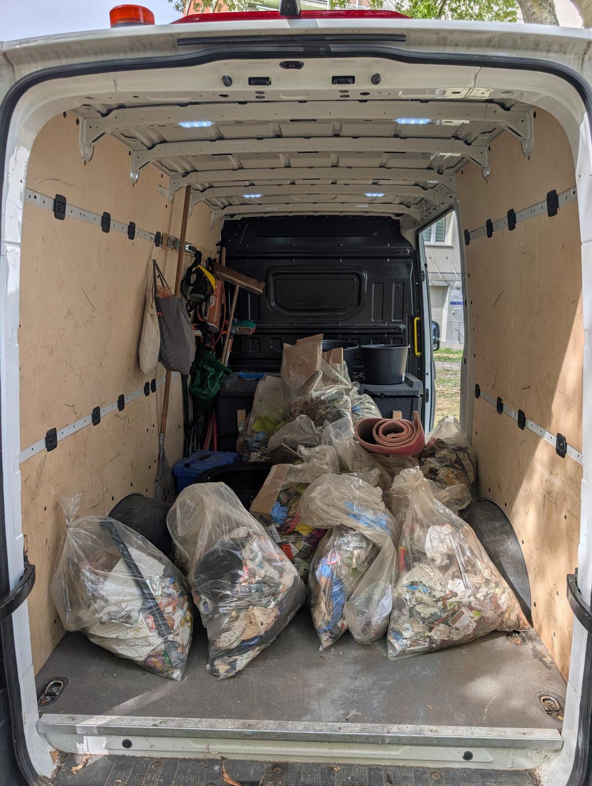 viele Müllsäcke im Transporter