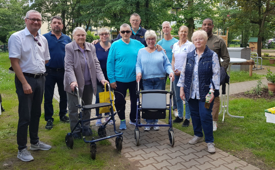 Beim Rundgang mit den Mieterinnen und Mietern wurde das biodiverse Konzept erläutert