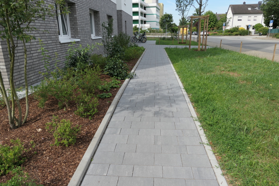 Ganz besonders bei der Neugestaltung der Außenanlage ist, dass für die Gehwegflächen ein Pflasterstein verlegt wurde, der in einem neuen Herstellungsverfahren mit der Beimischung von Pflanzenkohle, in seiner CO2-Bilanz deutlich reduziert ist