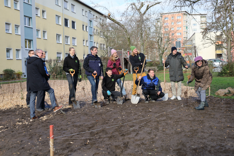 Das Team der gewobau bei der Pflanzung des Tiny-Forest in der Lenbachstraße