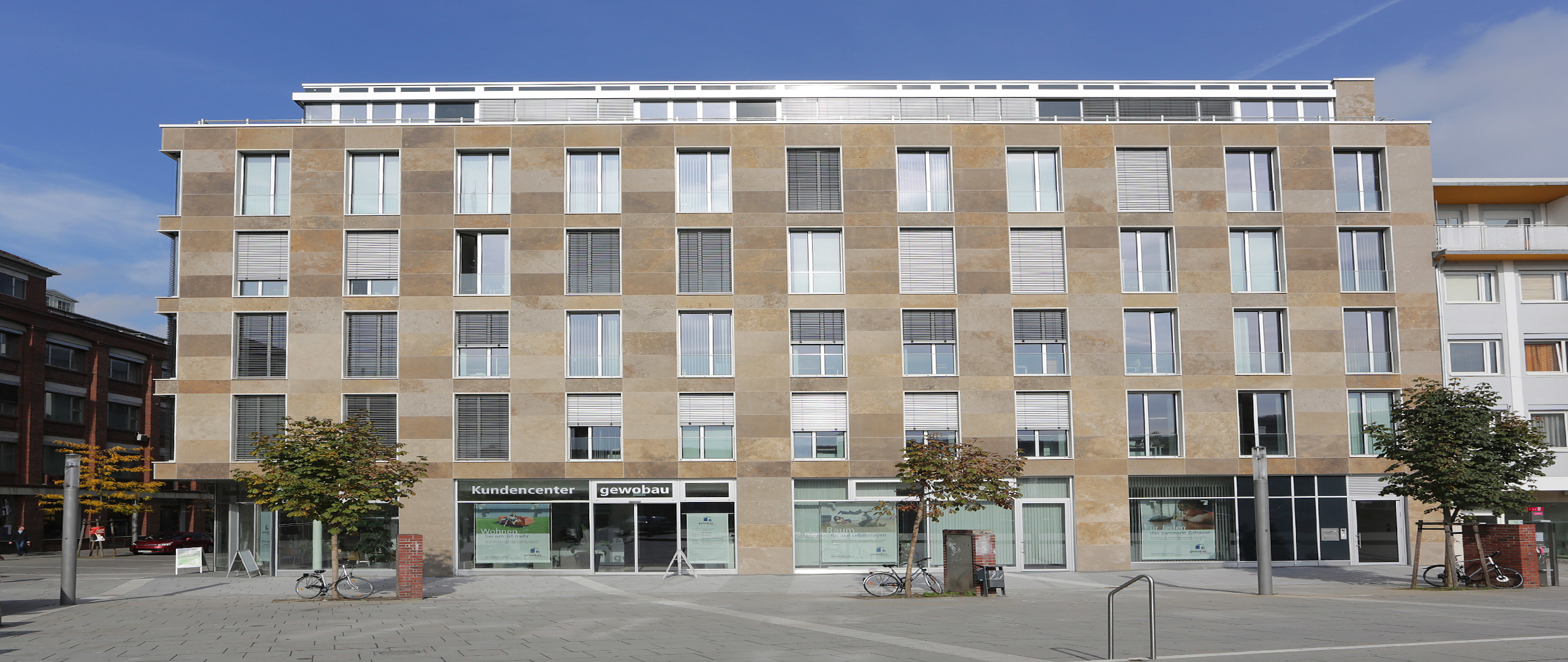 Fassade der gewobau Geschäftsstelle am Bahnhofsplatz in Rüsselsheim