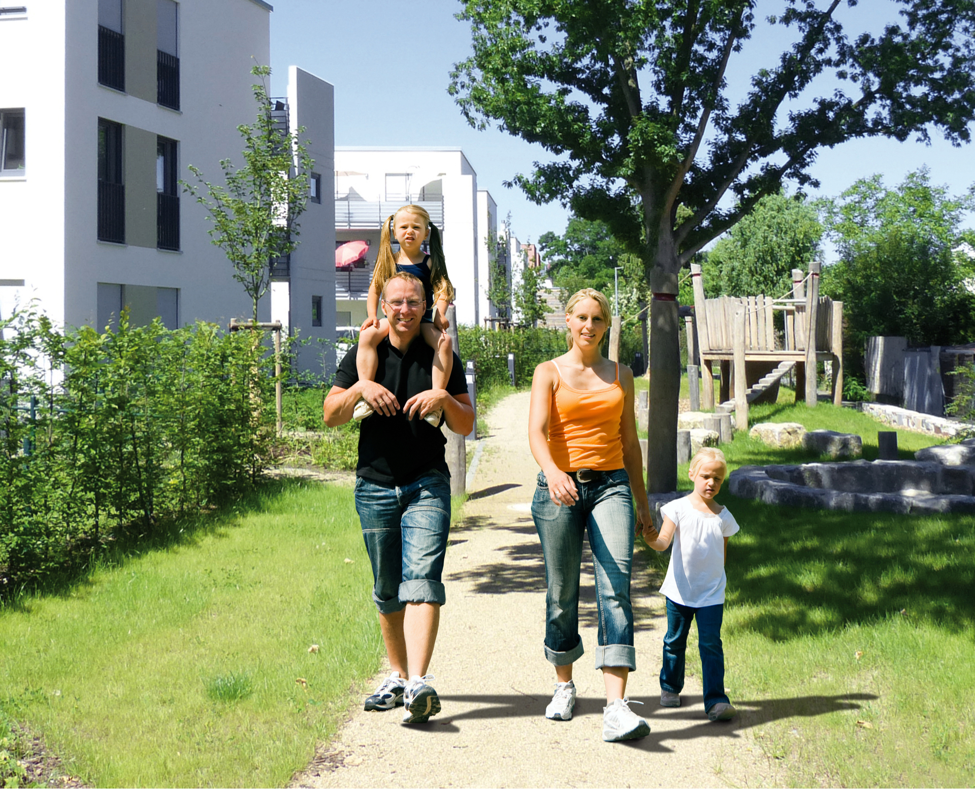 Bild einer vierköpfigen Familie, die im Horlache Park spazieren geht