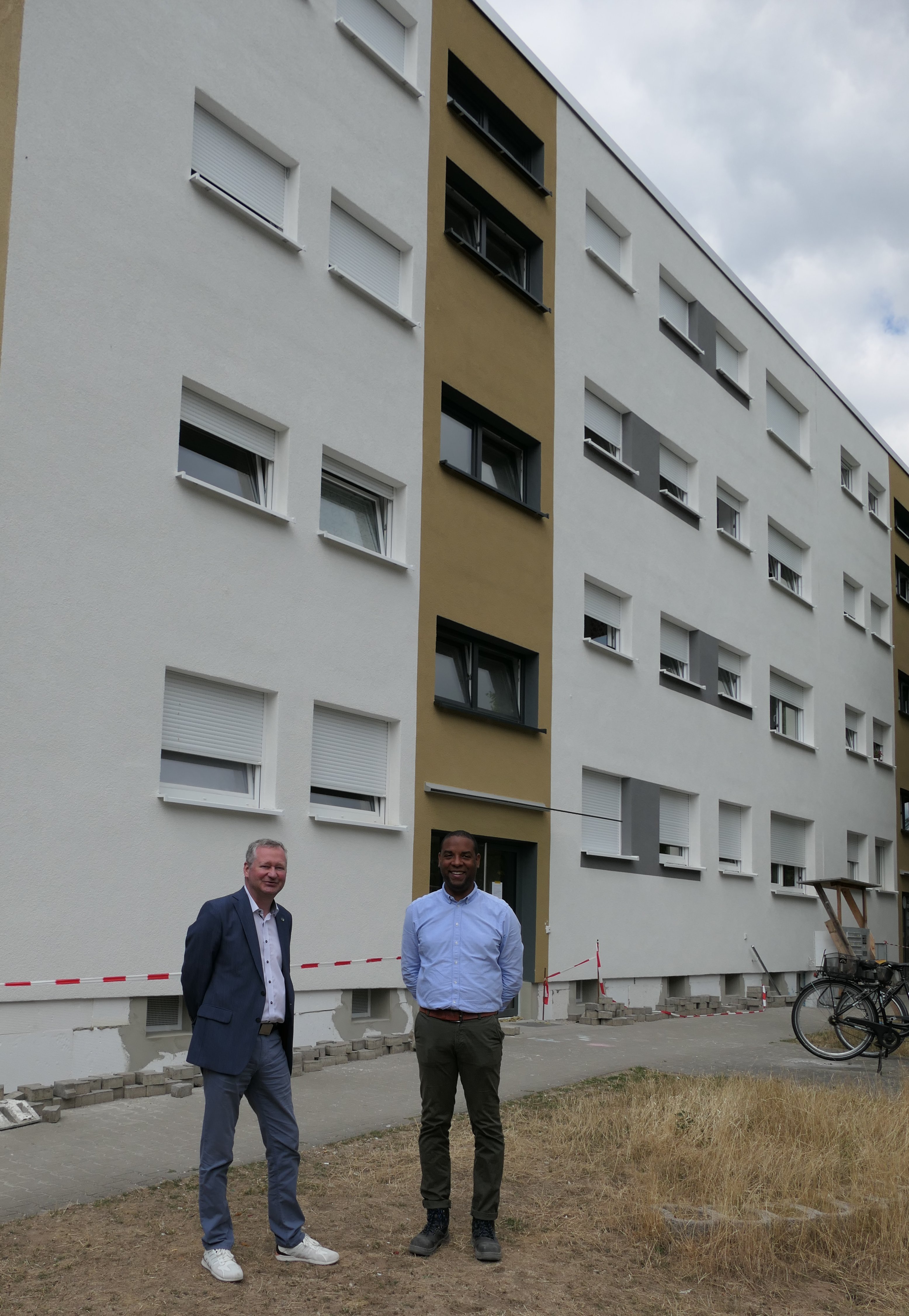 Geschäftsführer Torsten Regenstein nimmt mit Bauleiter Lian Moiba die Modernisierung der Wohnanlage in Augenschein