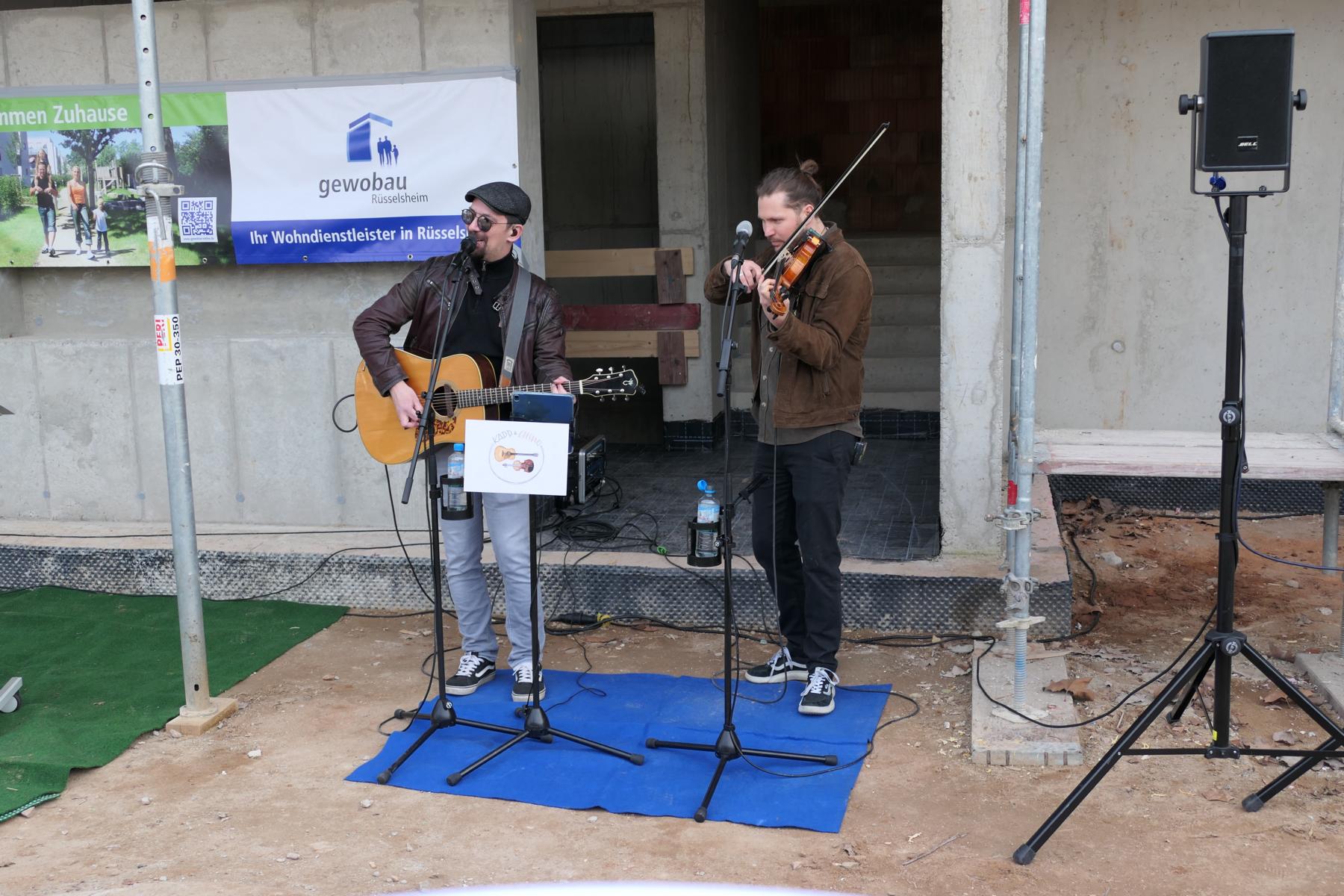 musikalische Eröffnung des Richtfestes durch das Musikduo „Kapp & Chino“