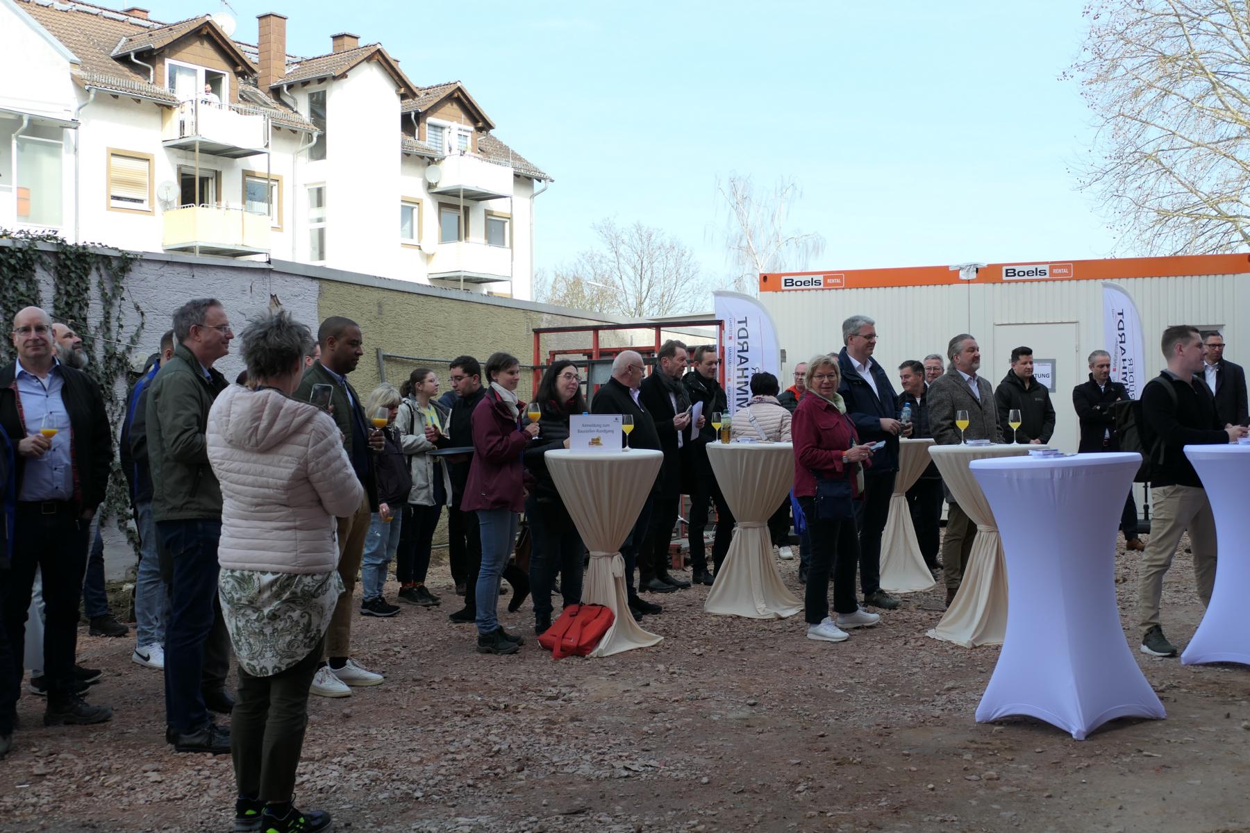 Die Gäste auf dem Vorplatz beim Richtfest Moritz von Schwind 27
