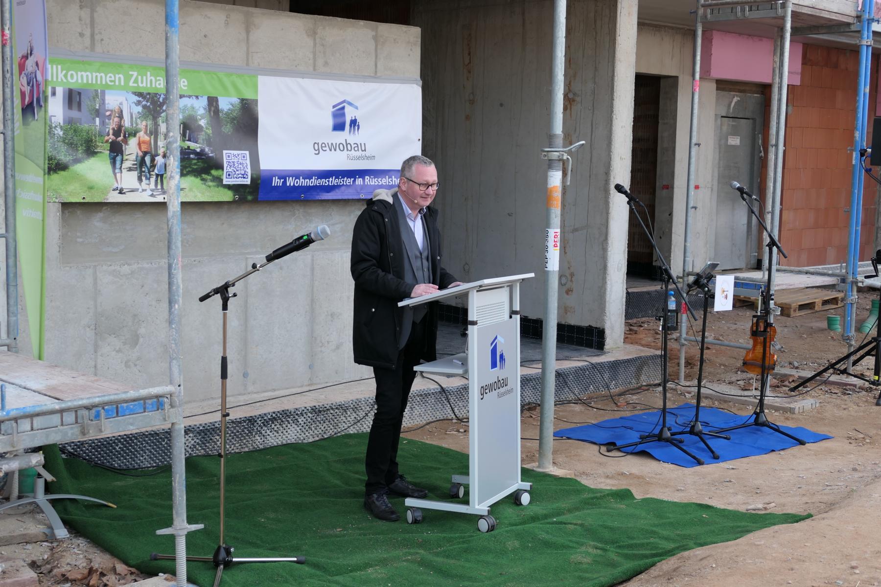 Geschäftsführer Torsten Regenstein bei seiner Ansprache am Richtfest Moritz von Schwind 27