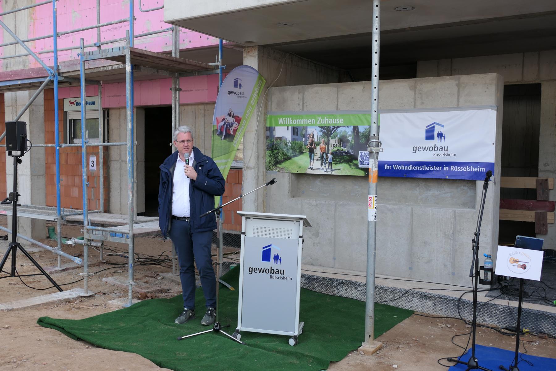 Oberbürgermeister Patrick Burghardt bei seinem Grußwort beim Richtfest Moritz von Schwind 27