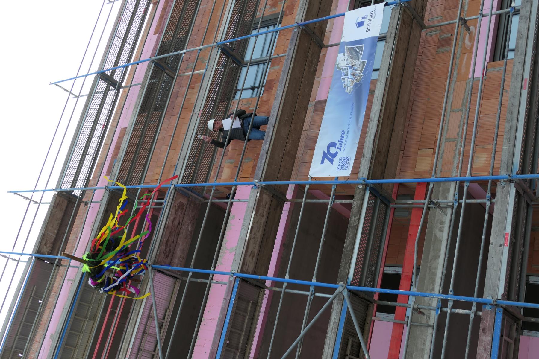 Thorsten Bender bei seinem traditionellen Richtspruch auf dem Baugerüst mit Richtkranz beim Richtfest Moritz von Schwind 27