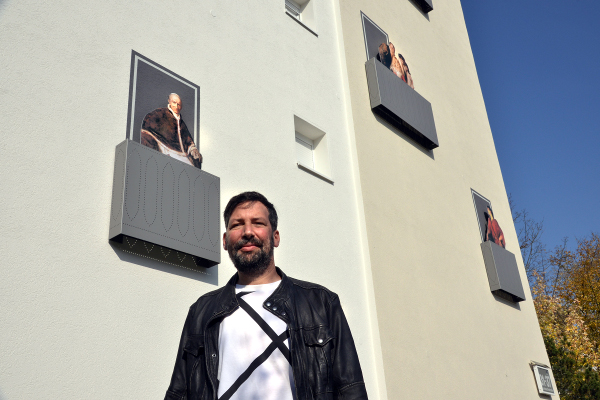 Der Künstler Matthias Braun vor seinem Kunstwerk Balkonien