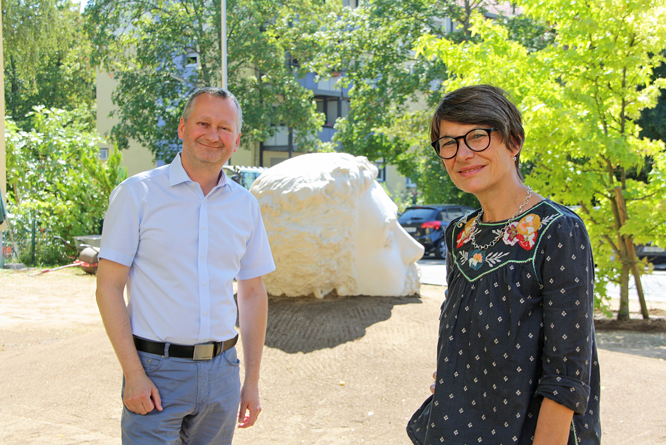 Geschäftsführer Torsten Regenstein und die Künstlerin Caro Suerkemper