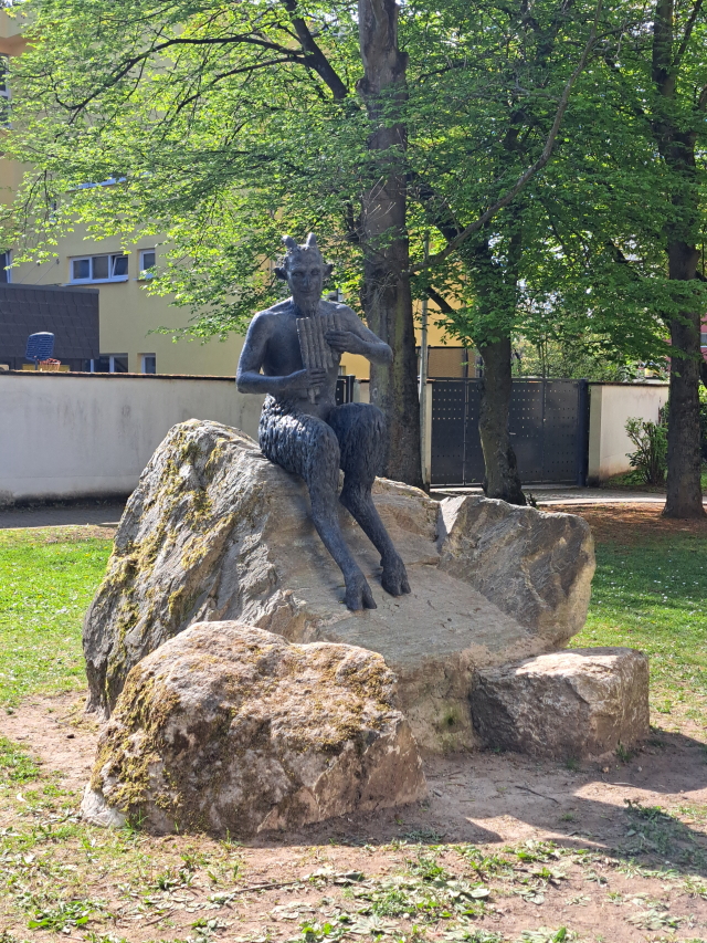 Neues Kunstwerk im Malerviertel  „Die Insel des Pan“