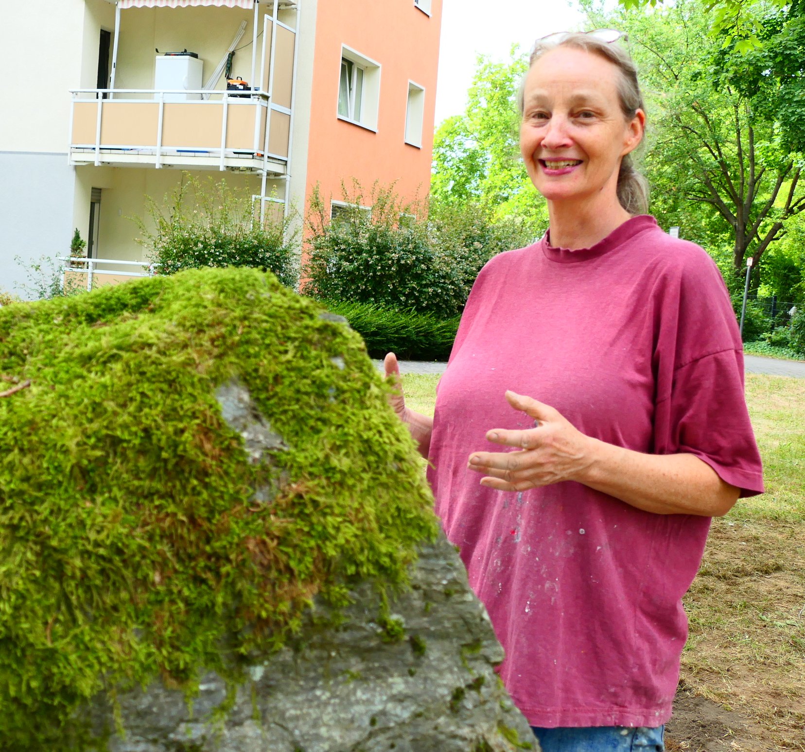 Die Künstlerin Birgit Feil bei der Arbeit vor Ort