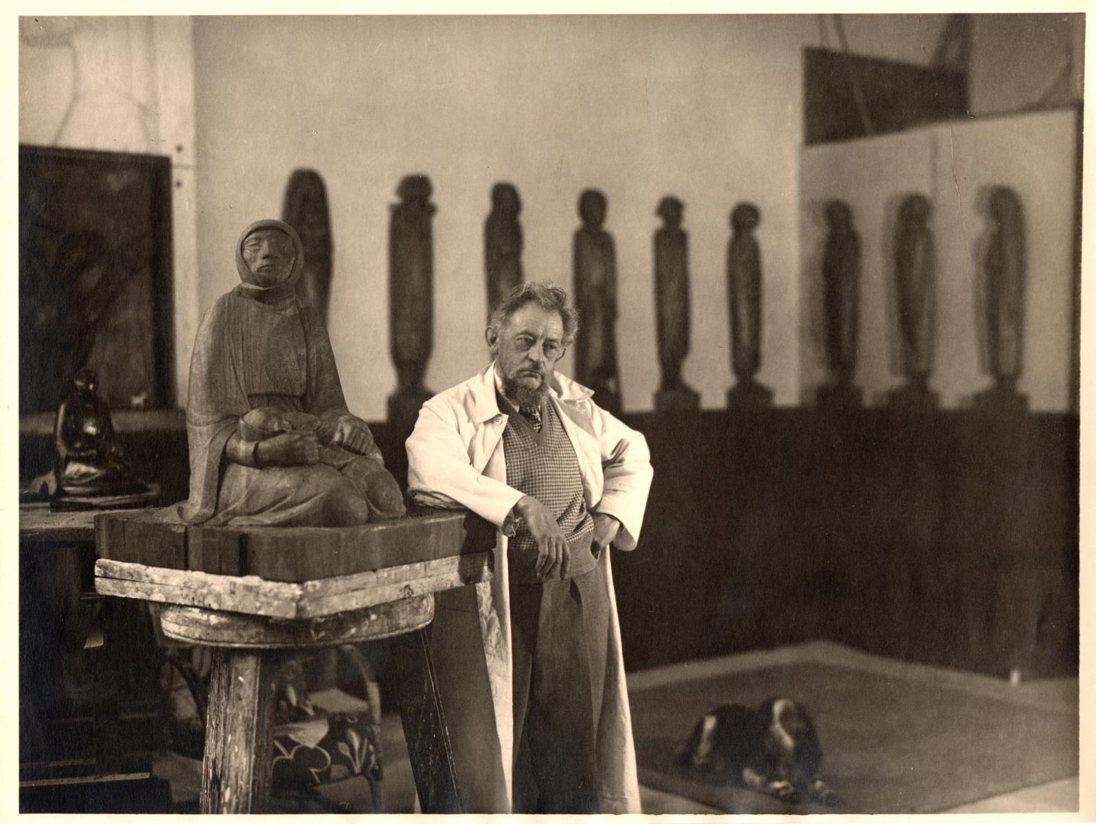 Ernst Barlach an seiner Holzskulptur Mutter und Kind 1935, Güstrow