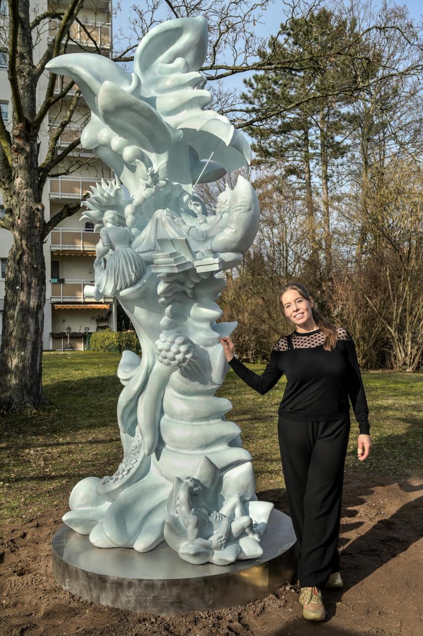 Spitzwegsaule Kunstlerin