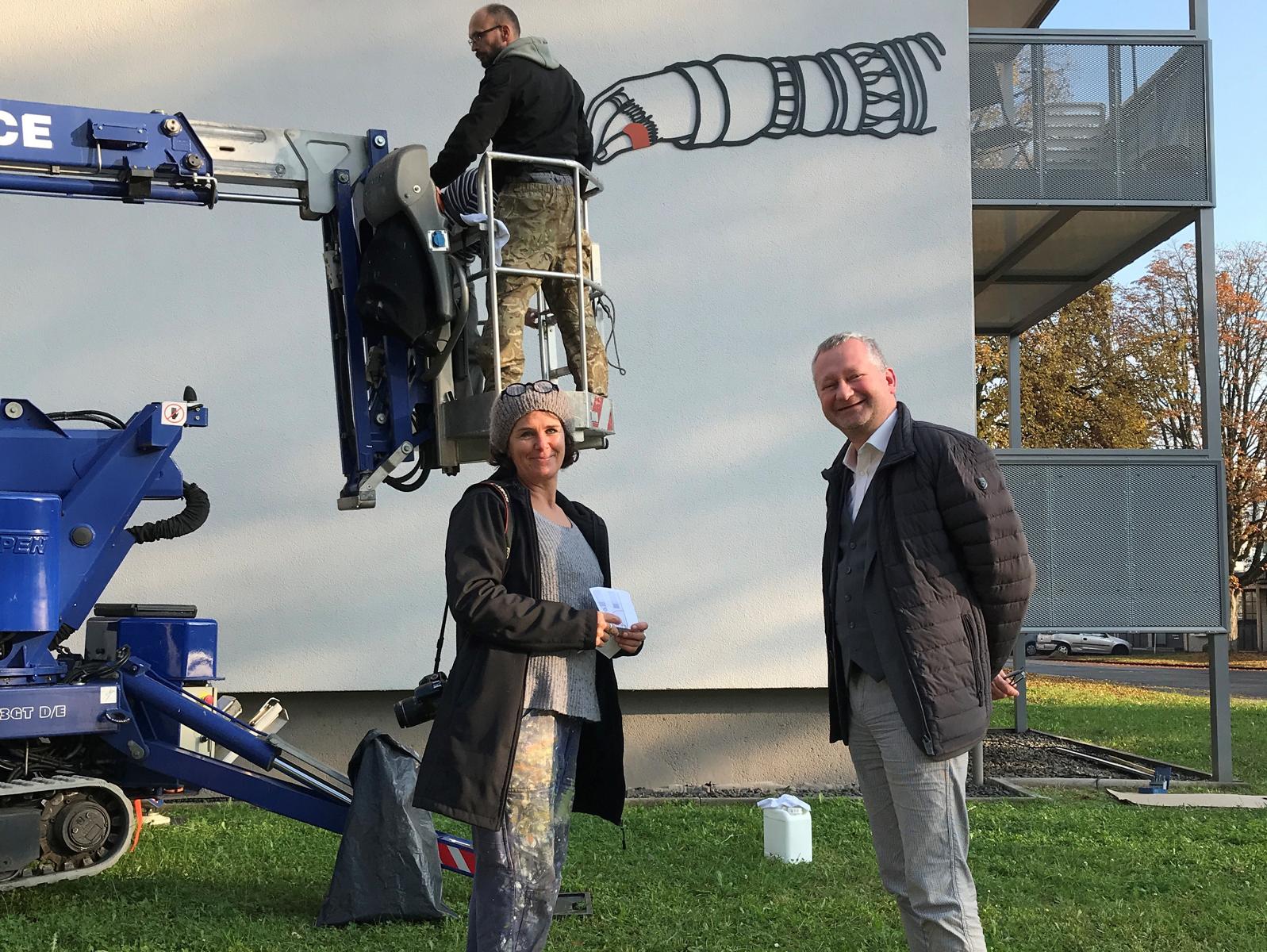 Die Künstlerin Anna Ingerfurth udn Geschäftsführer Torsten Regenstein bei der Installation des Kunstwerkes