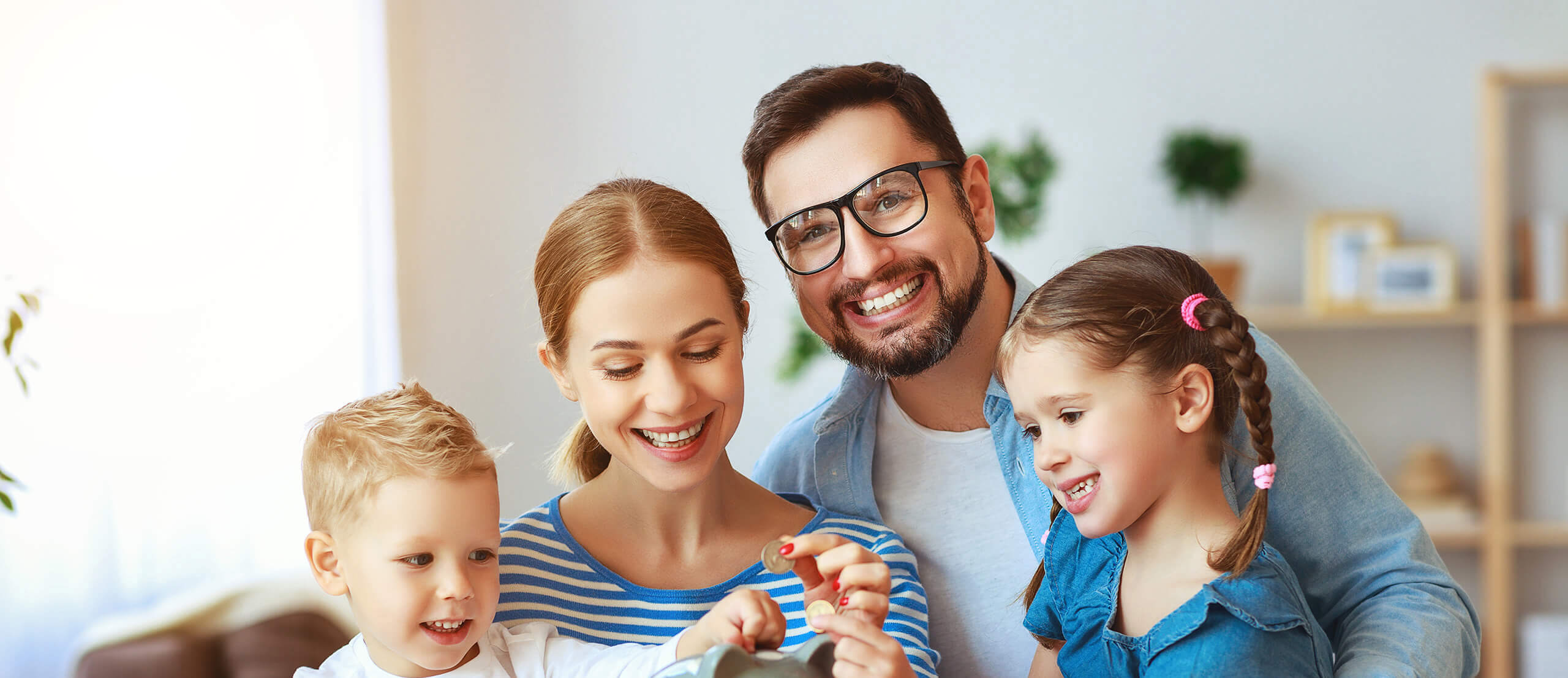 Bild einer glücklichen Familie, die Geld spart