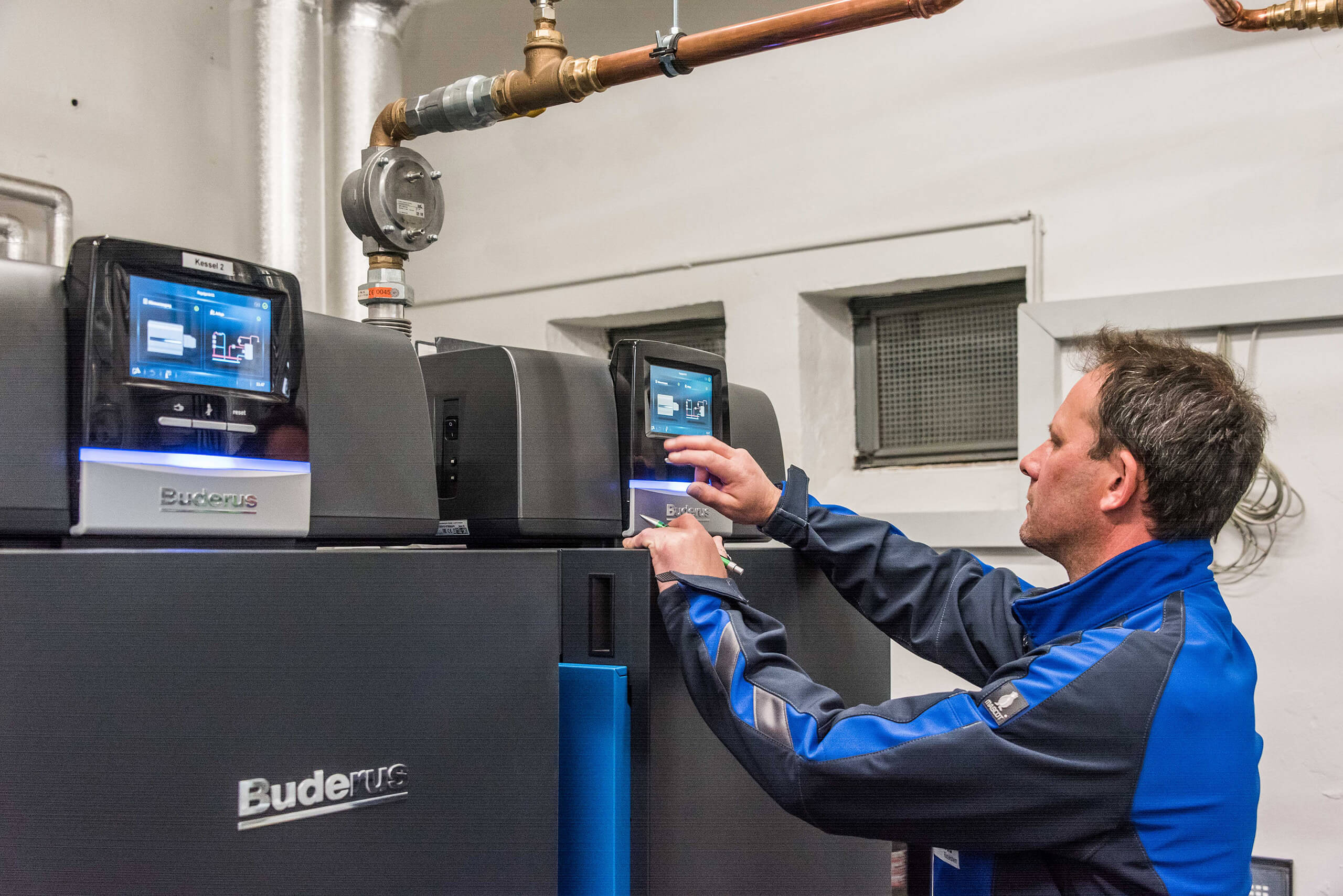 Ein Mitarbeiter der gewobau an einer Heizungsanlage