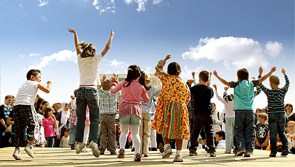 Bild zeigt viele spielende Kinder