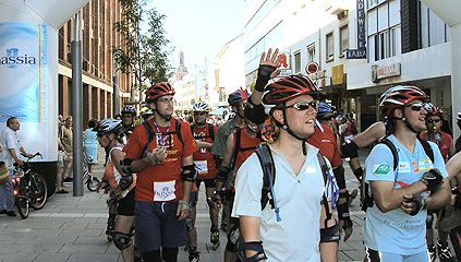 Roller-Skater fahrer durch die Rüsselsheimer Innenstadt