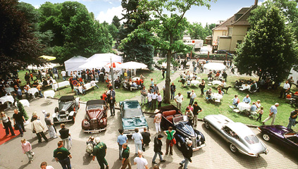 Bild zeigt Oldtimer und Besucher beim Classicer Treffen im Verna Park