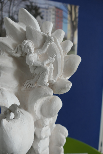 Detailansicht des Hexenrittes im Kunstwerk Spitzwegstrasse