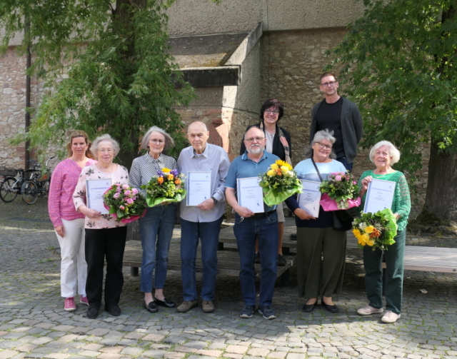 Gruppenbild der Mieterinnen und Mieter sowie gewobau Mitarbeiter und Mitarbeiterinnen bei der Ehrung in der Rüsselsheimer Festung
