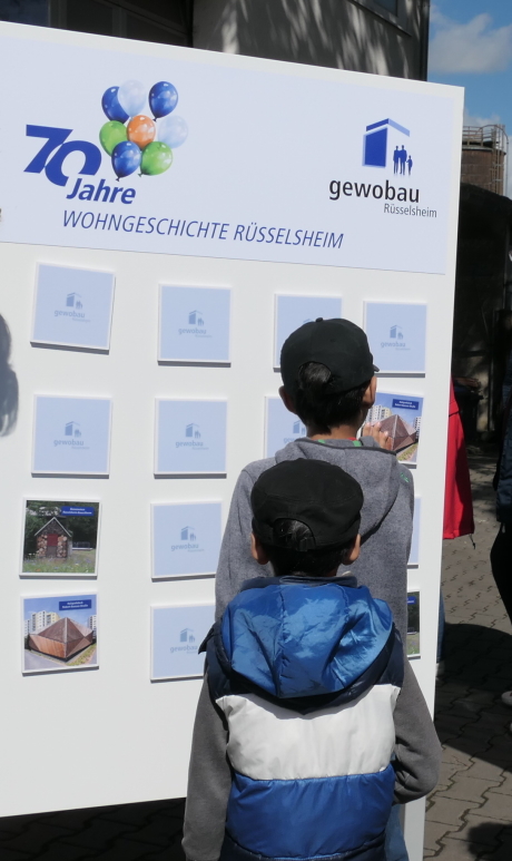 Kinder spieln and der gewobau XXL Memory Wand zum 70jährigen Jubiläum