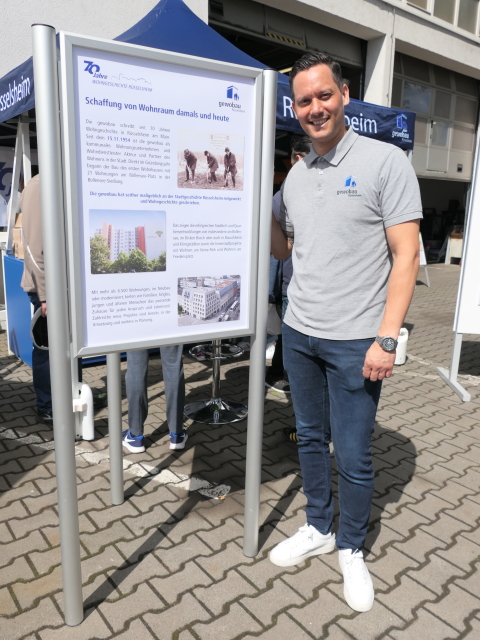 Vermietungsberater Patrick Ben Malek am Info-Dreickeständer der gewobau