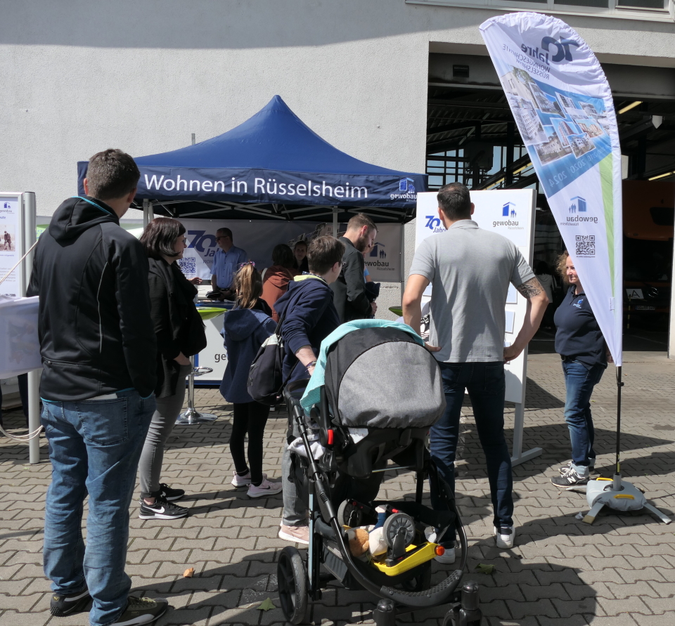 Besucher am Stand der gewobau