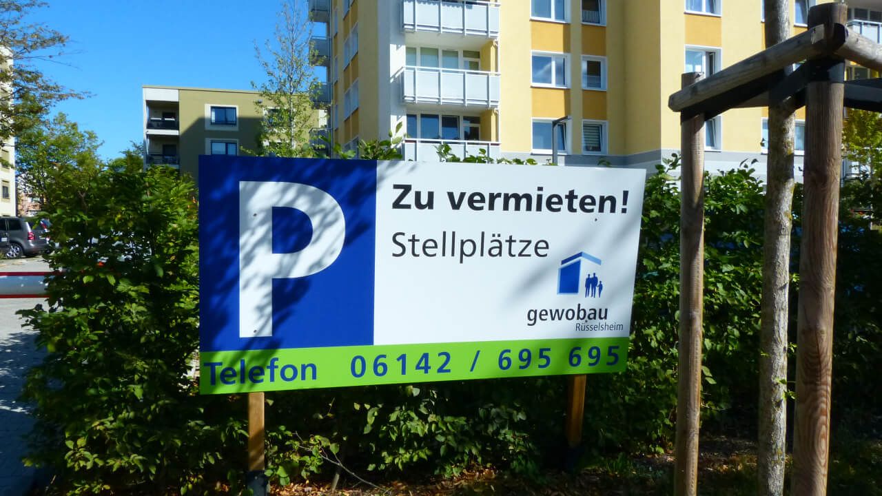 Bild eine Parkplatzschildes, das auf gewobau Stellplätze hinweist