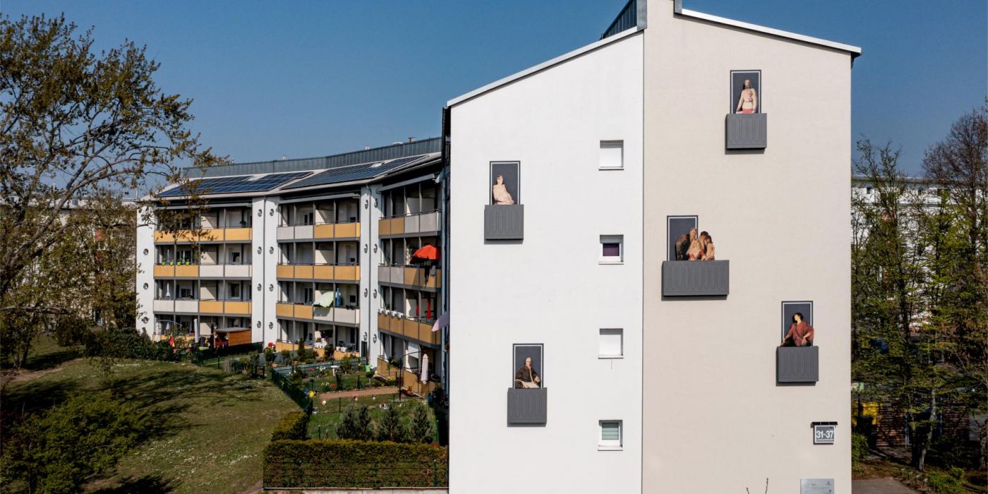 Kunstwerk “Balkonien“ des Künstlers Matthias Braun an der Fassade des Wohngebäudes Lenbachstraße 37