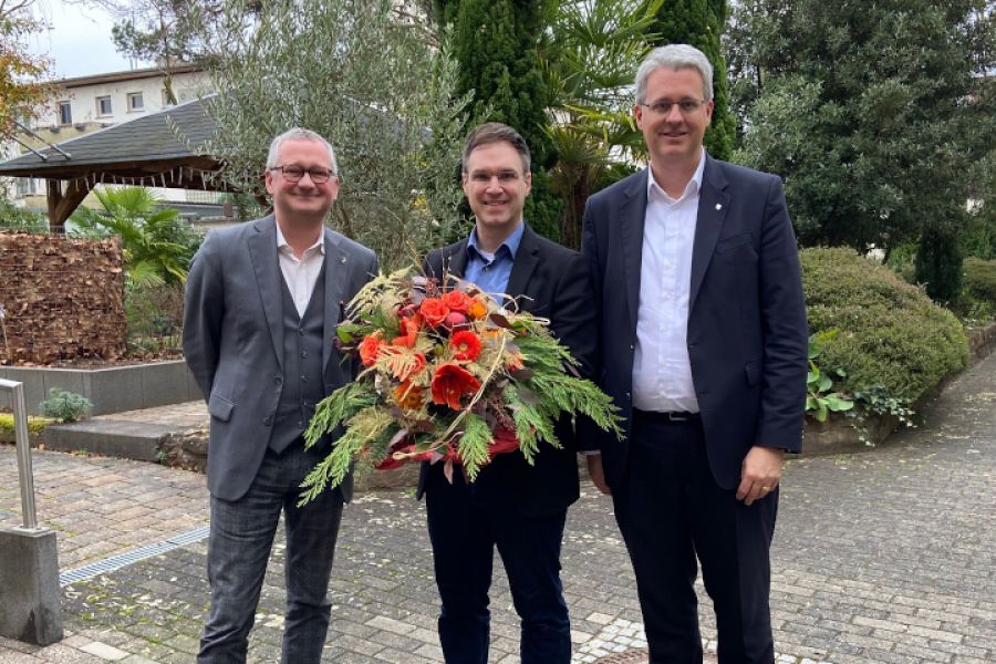 Torsten Regenstein und Oberbürgmeister Patrick Burkhardt verabschieden Bürgermeister Dennis Grieser wurde aus dem Aufsichtsrat der gewobau Rüsselsheim