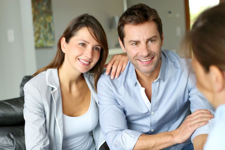 Bild eines jungen Paares, das sich beraten lässt