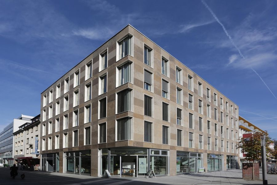 Eckfassade der gewobau Geschäftsstelle mit dem Eingang zum Vermietungsbüro forum wohnen am Bahnhofsplatz in Rüsselsheim