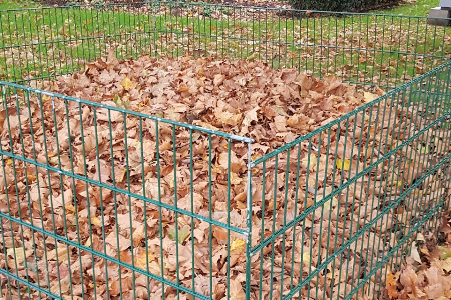 Große Laubkorbgitter stehen zum Sammlen des aufgekehrten Laubes zur Verfügung.